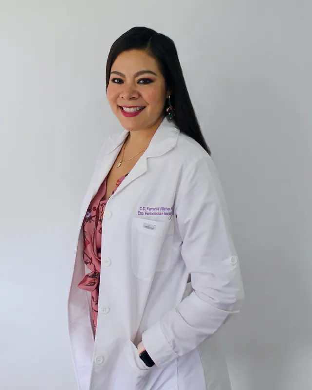 La Dra. Fernanda Villalva Arellano con bata blanca en su consultorio